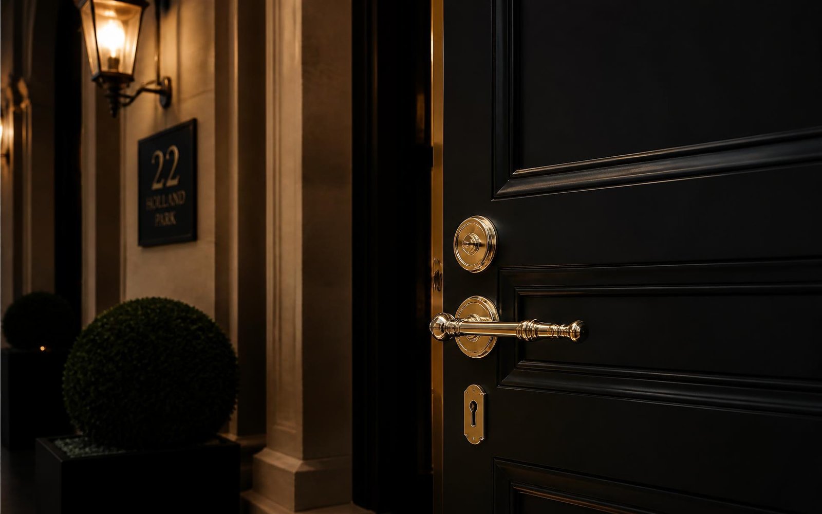 Porte d'entrée noire avec poignée et serrure en laiton doré